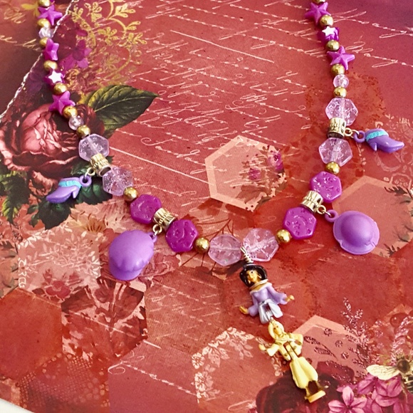 Vintage Polly Pocket Jasmine and Aladdin Doll Pendant Purple Beaded Necklace - Picture 3 of 5